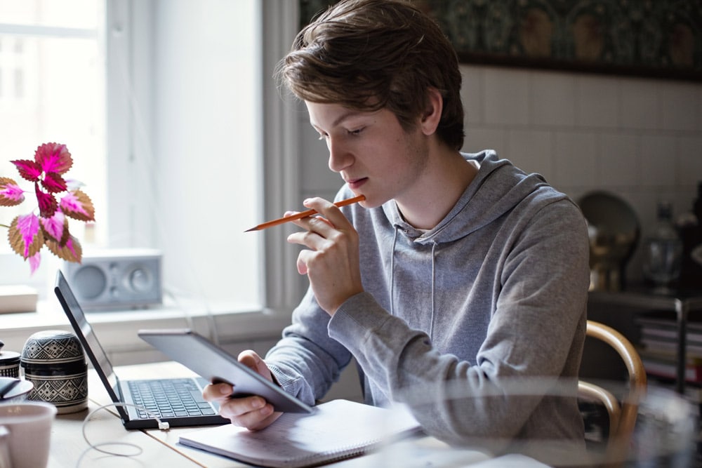 How to Write a Resume When You’re Still in College (With Examples)